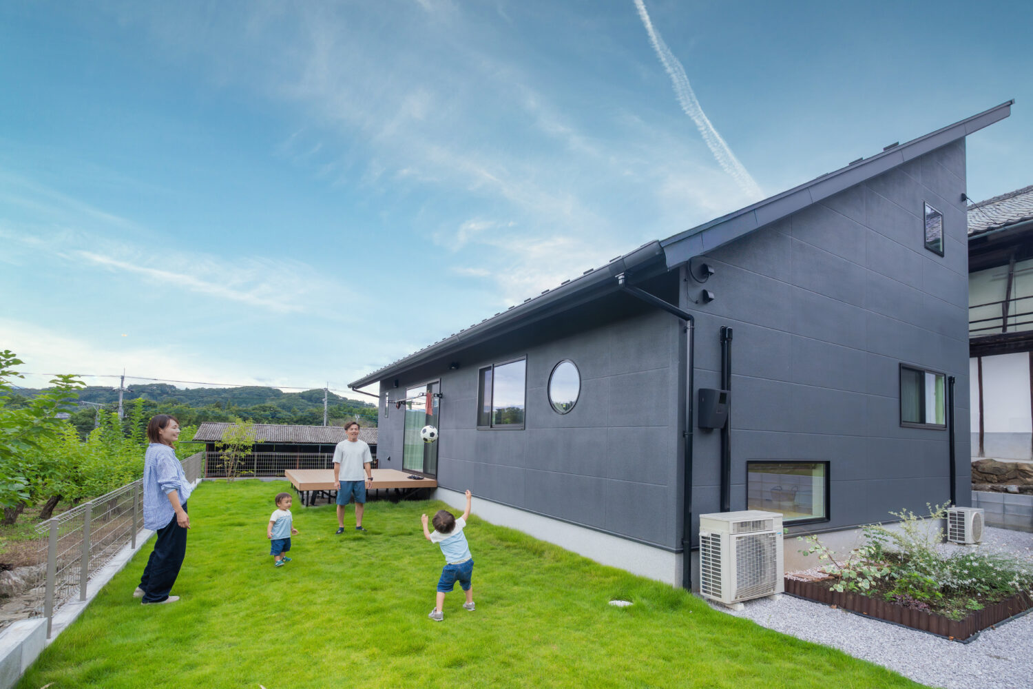 杉の香りと白い漆喰が映える勾配天井にセカンドリビングがある住まい